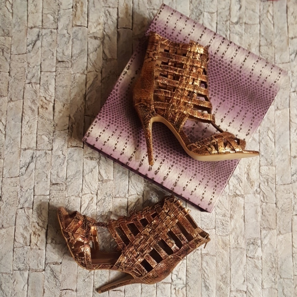 Chi  by Falchi gold / bronze heels